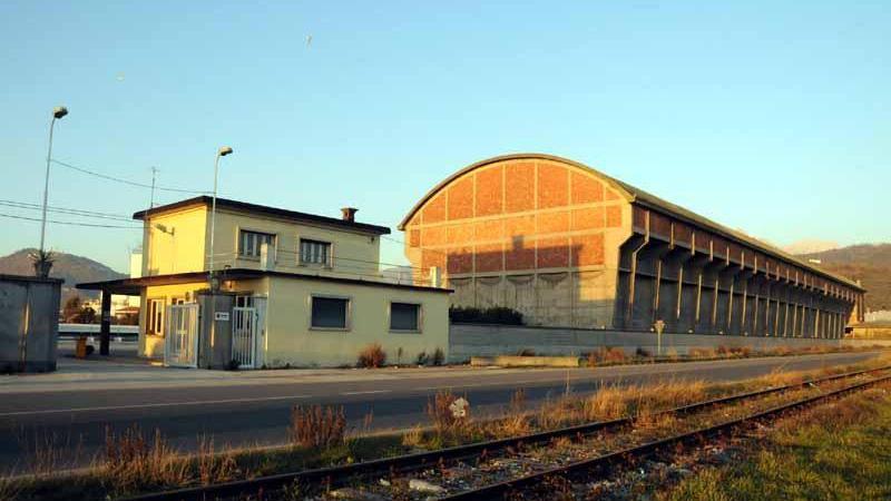 Gli edifici dell'area ex Rumianca prima dell'abbattimento (foto archivio)