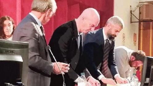 La sottoscrizione del patto fra Confindustria e istituzioni. Da sinistra: Ricci, Salvetti, Ferrari e Balloni