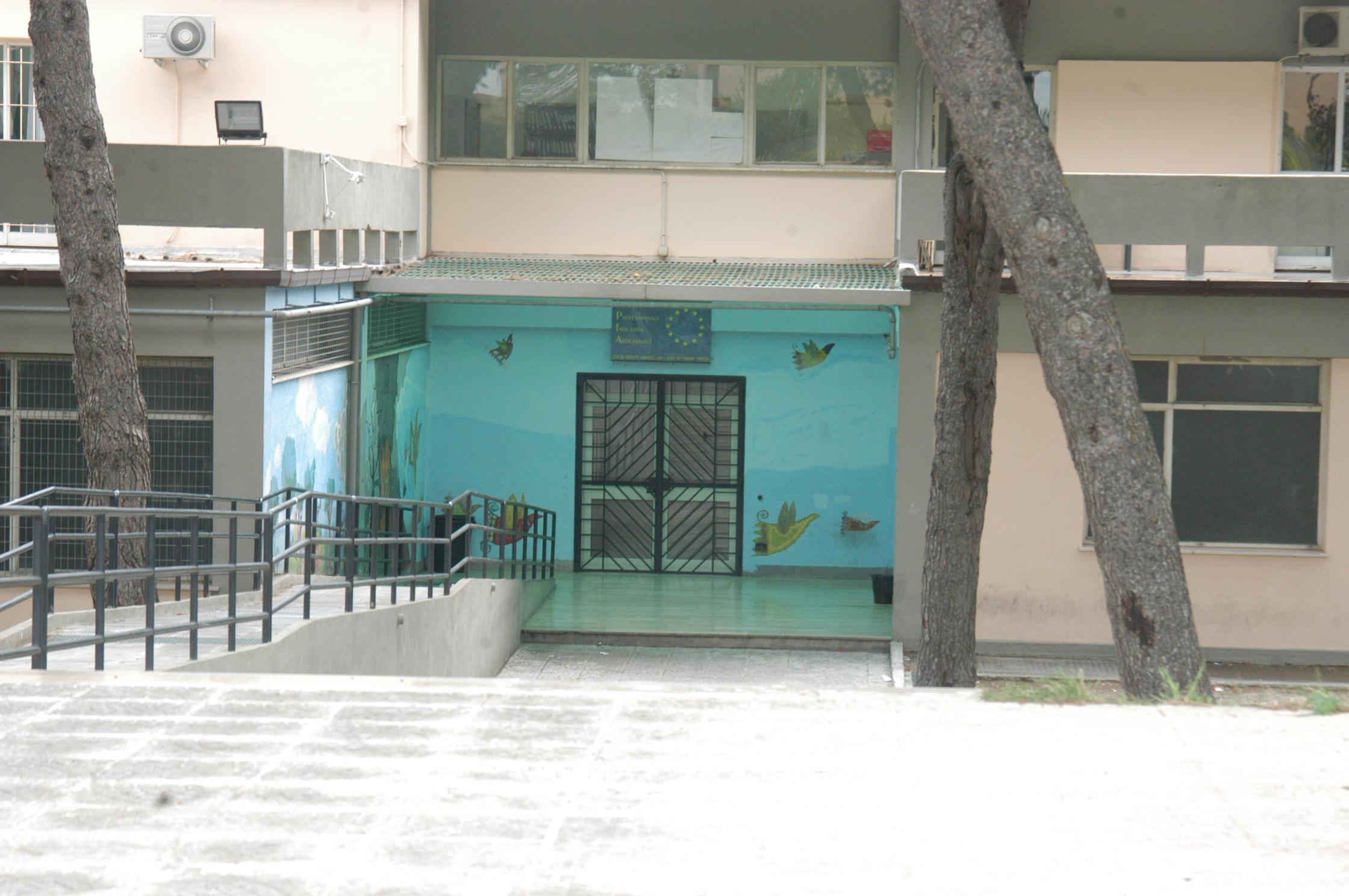 Sassari, rubava all'interno di una scuola: arrestato