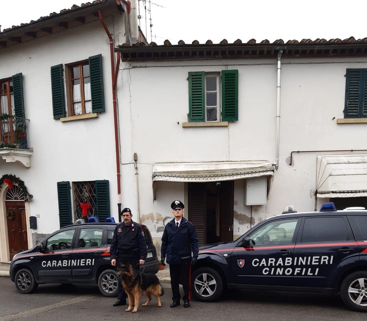 I carabinieri di Poggio insieme ai colleghi del gurppo cinofilo di Firenze