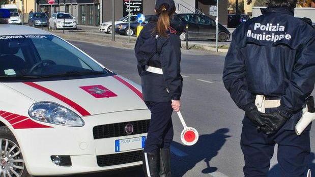 Al volante con il cellulare, multati 124 automobilisti