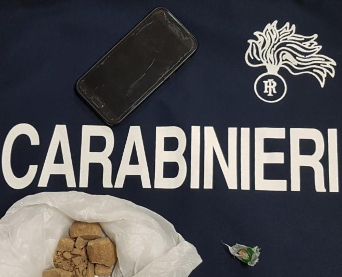 Vive da indigente alle ex Reggiane ma è uno spacciatore di eroina: arrestato 