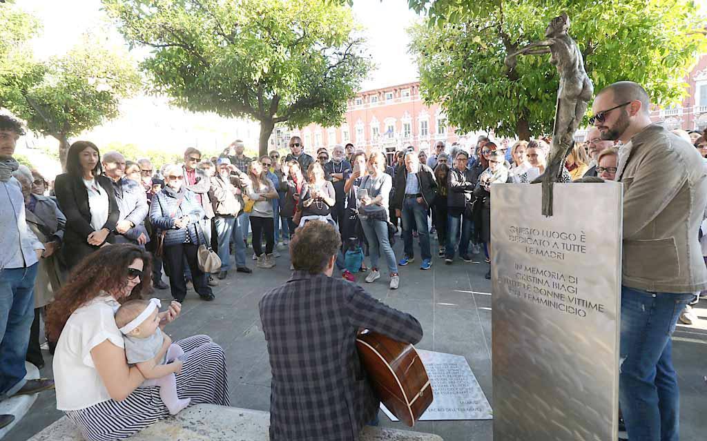 L'inaugurazione nel 2017 del monumento in ricordo di Cristina Biagi, in piazza Aranci a Massa