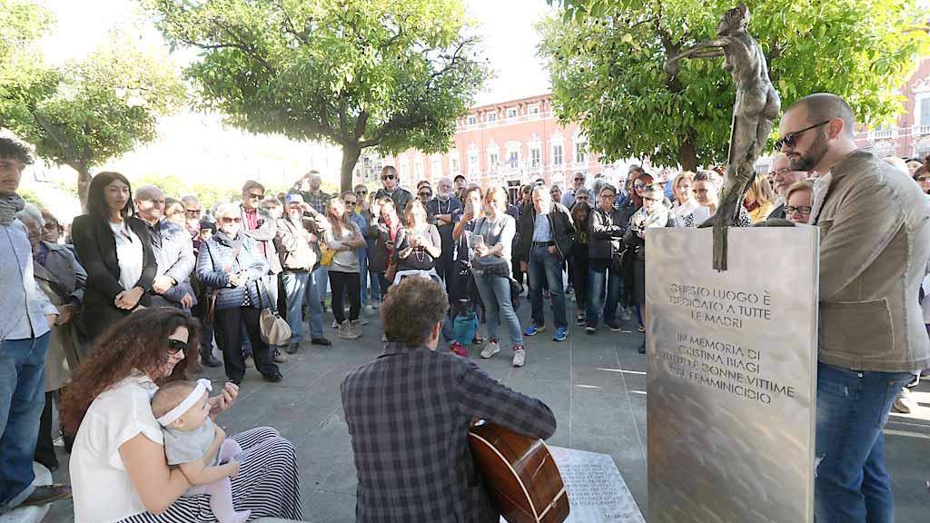 L'inaugurazione nel 2017 del monumento in ricordo di Cristina Biagi, in piazza Aranci a Massa