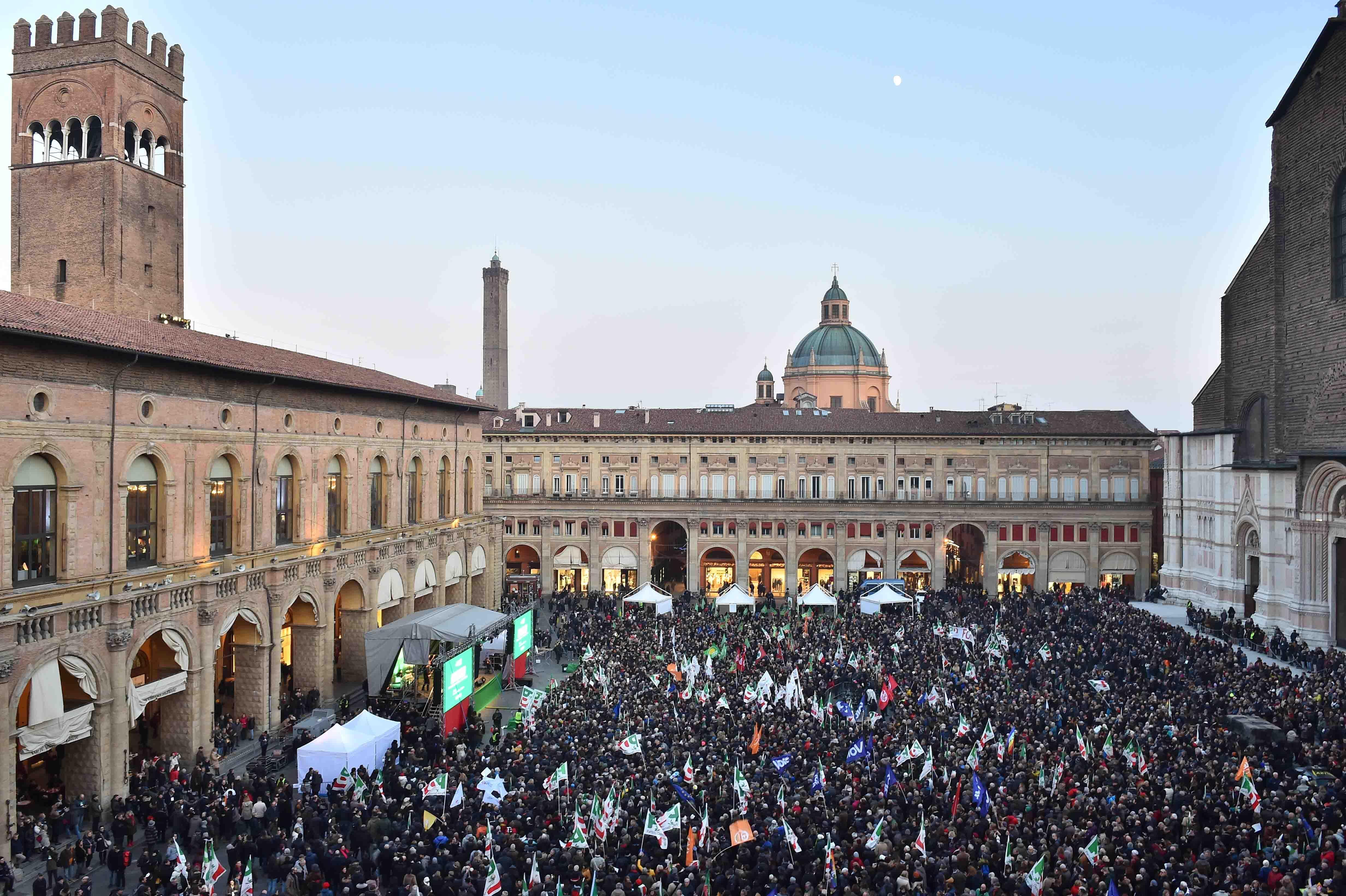 Oltre 10mila in piazza Maggiore per Bonaccini a Bologna