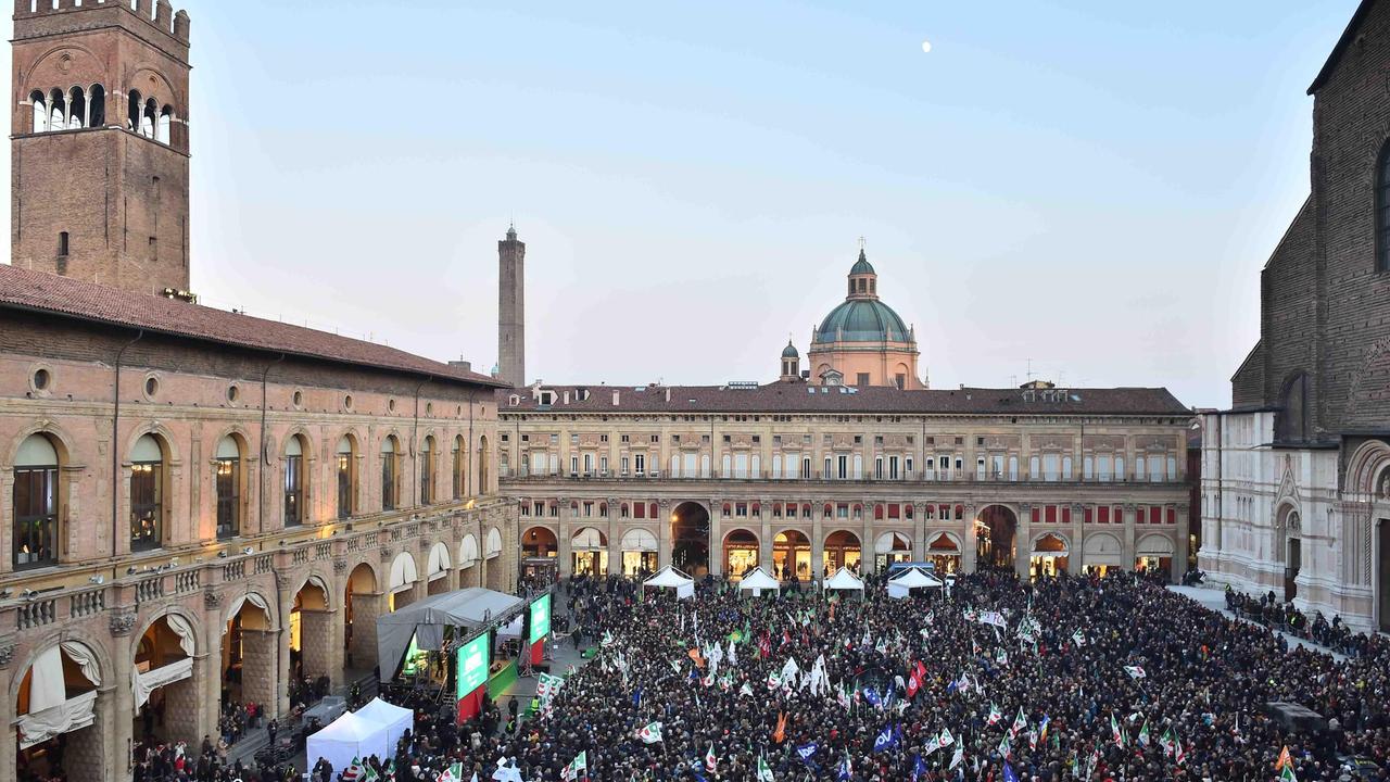 Oltre 10mila in piazza Maggiore per Bonaccini a Bologna