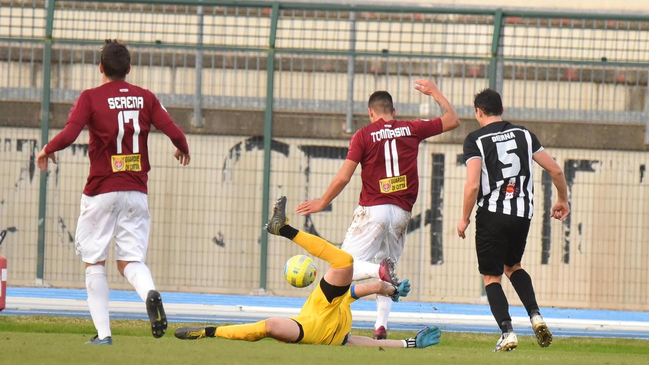 Un'azione d'attacco del Pontedera contro la Pianese