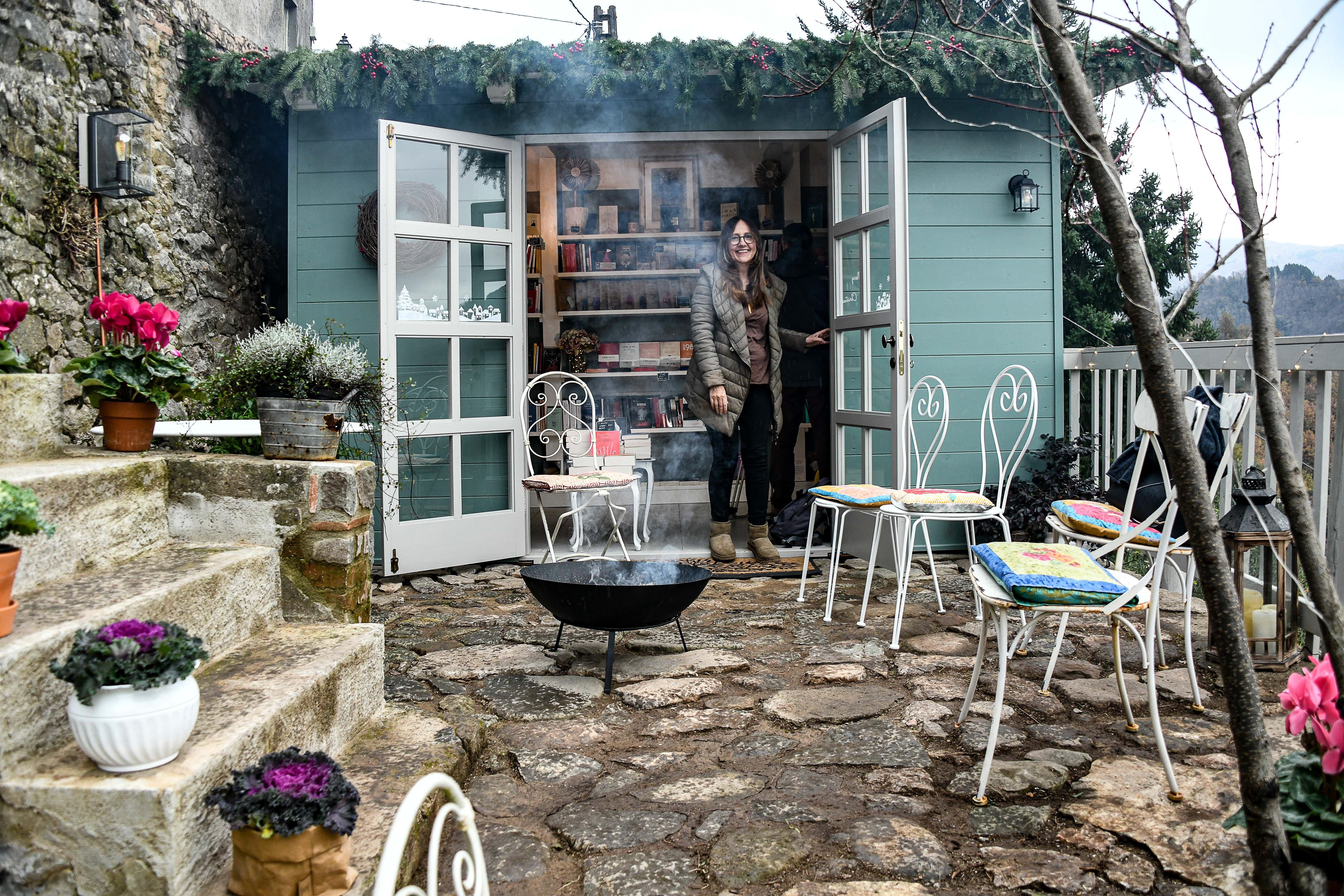 Alba Donati all'ingresso della piccola libreria di Lucignana