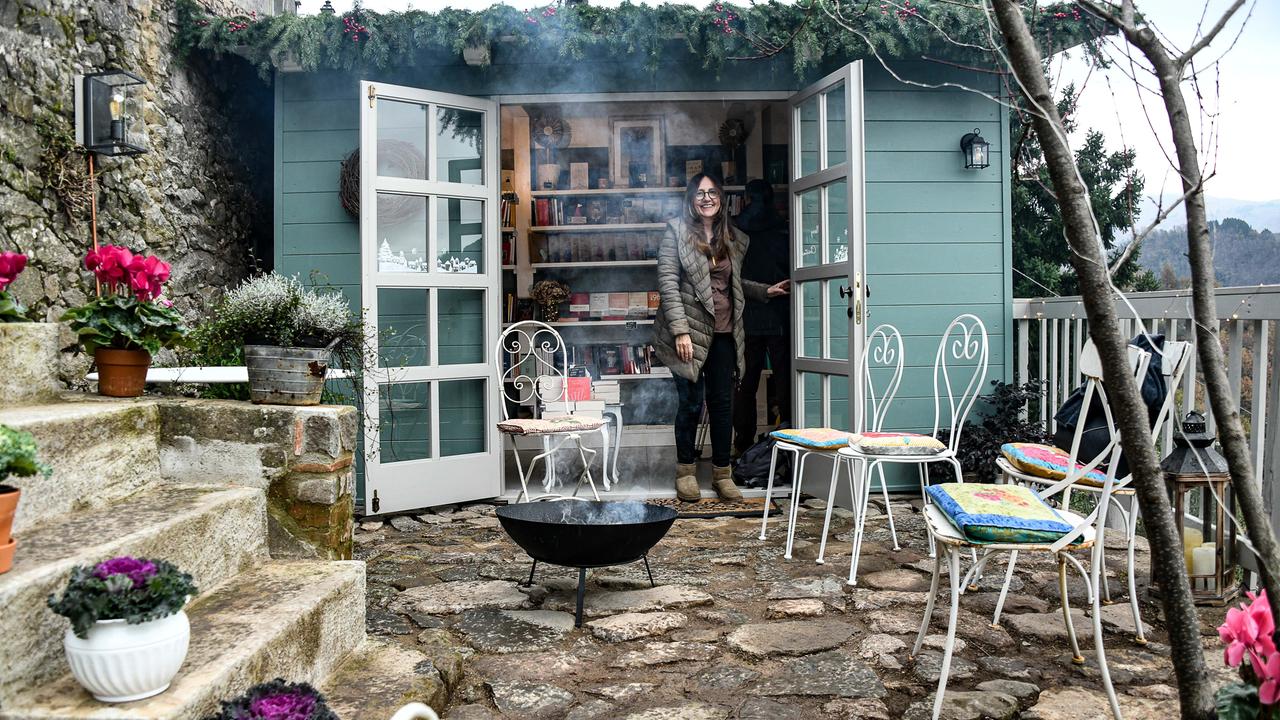 Alba Donati all'ingresso della piccola libreria di Lucignana