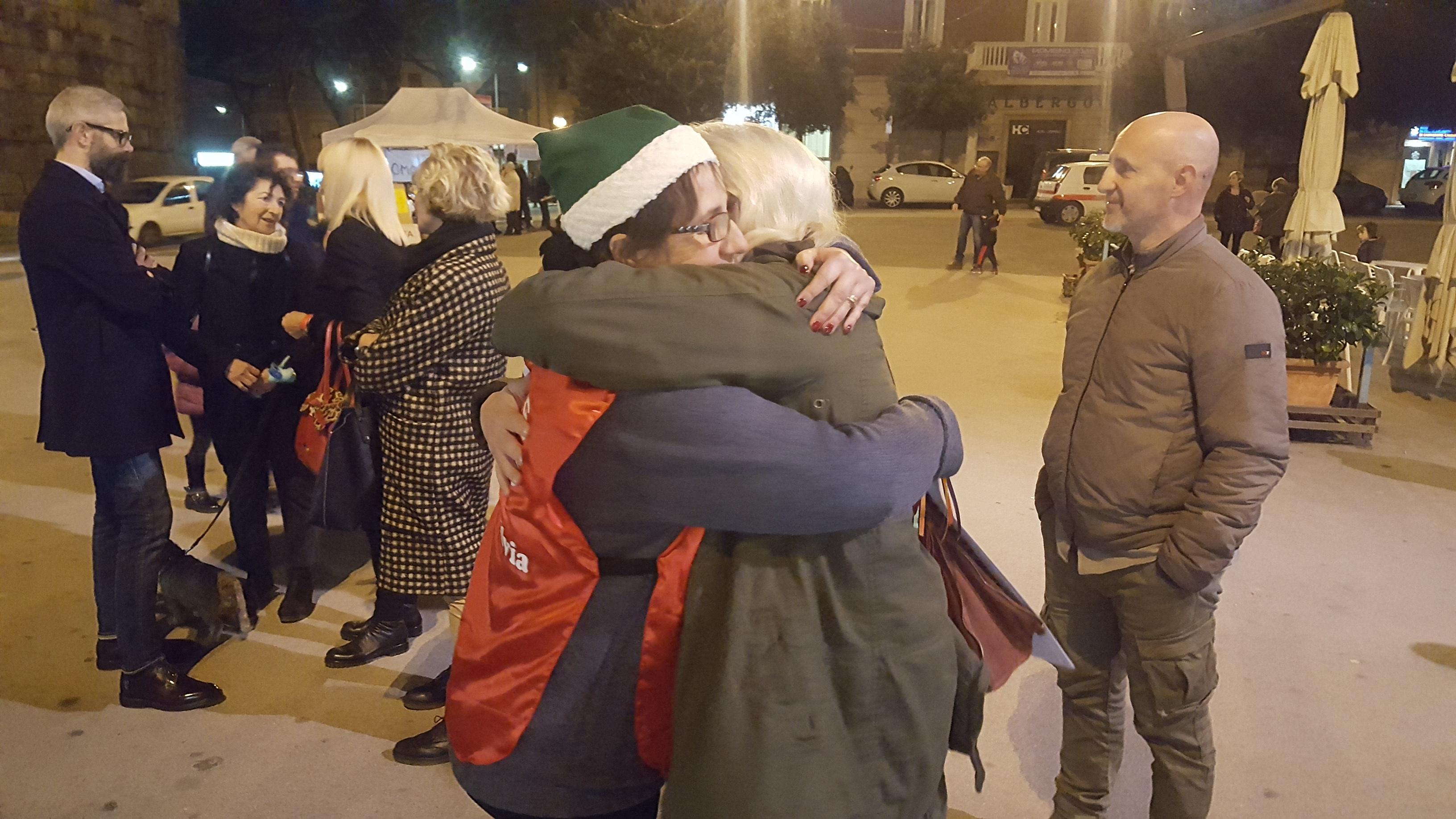 Un abbraccio sabato pomeriggio in piazza Verdi