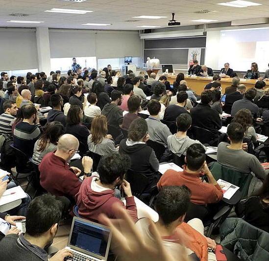 Un'aula dell'Università di Pisa con professori e studenti