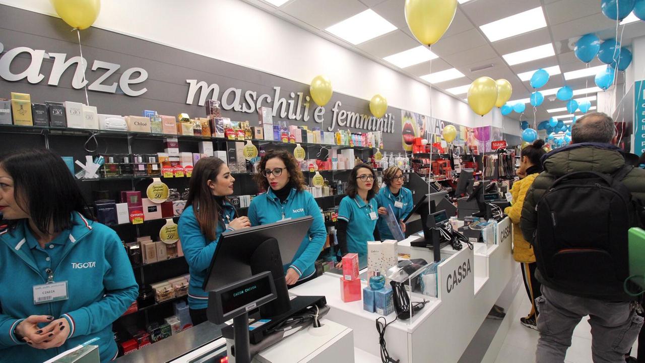 Commesse e clienti nel negozio Tigotà aperto nel corso Mazzoni