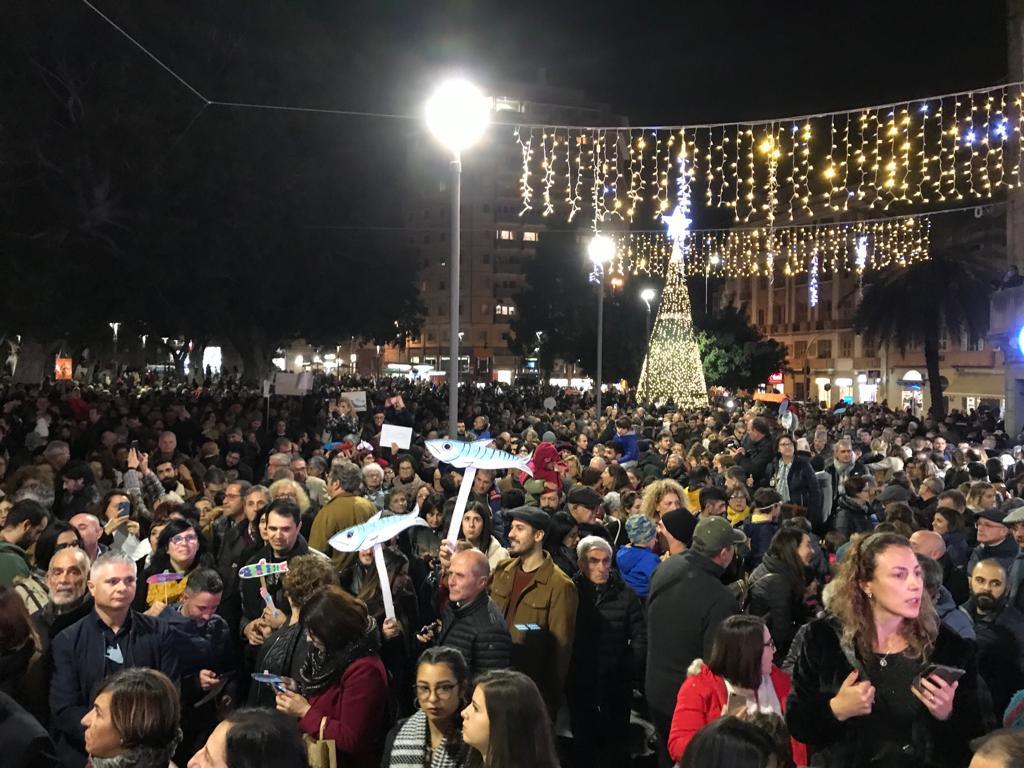 Le sardine in piazza Garibaldi a Cagliari (foto Mario Rosas)