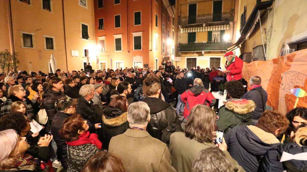 Sardine, in centinaia in piazza delle Erbe a Carrara
