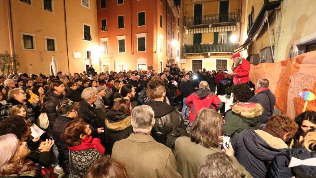 Sardine, in centinaia in piazza delle Erbe a Carrara