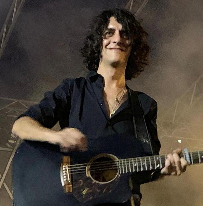 Piano, archi e chitarre elettriche “Motta dal vivo” è delicato e rock 