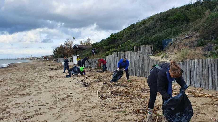 Spiaggia invasa dalla plastica Pulizia straordinaria al via