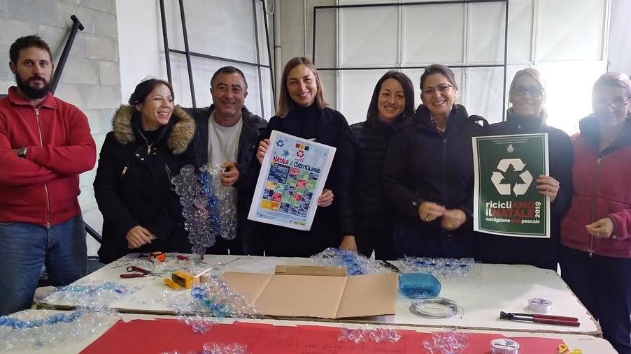 Torna l’albero di Natale riciclato con migliaia di bottiglie di plastica