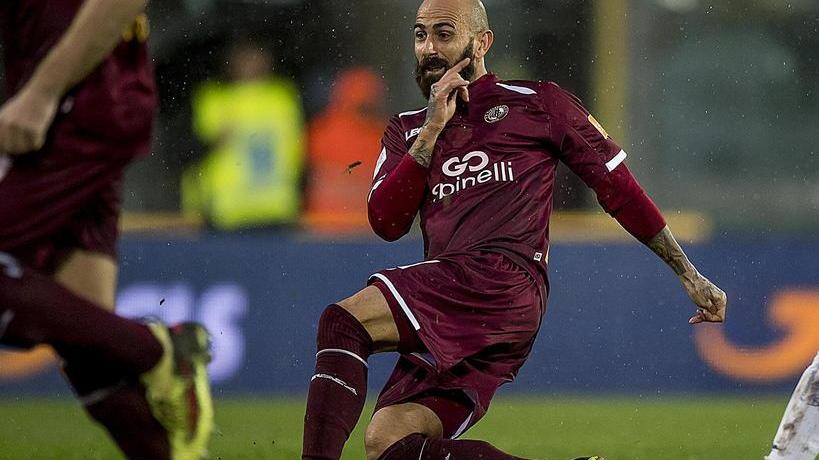 Oggi gli amaranto al derby con l’elmetto ma intanto scoppia il caso Mazzeo