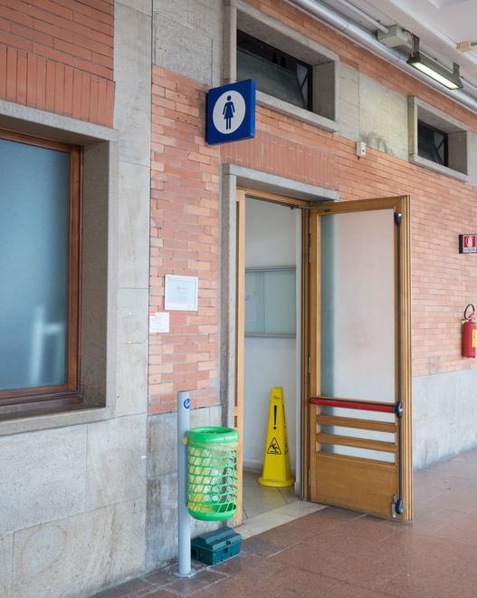 Spiava le donne nei bagni Guardone nei guai in stazione 