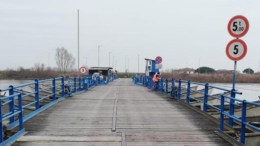 Riapre ponte di barche dopo la piena del Po
