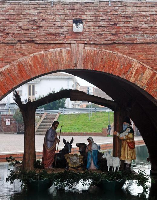 La magia dei presepi sotto i ponti del centro Si parte domattina