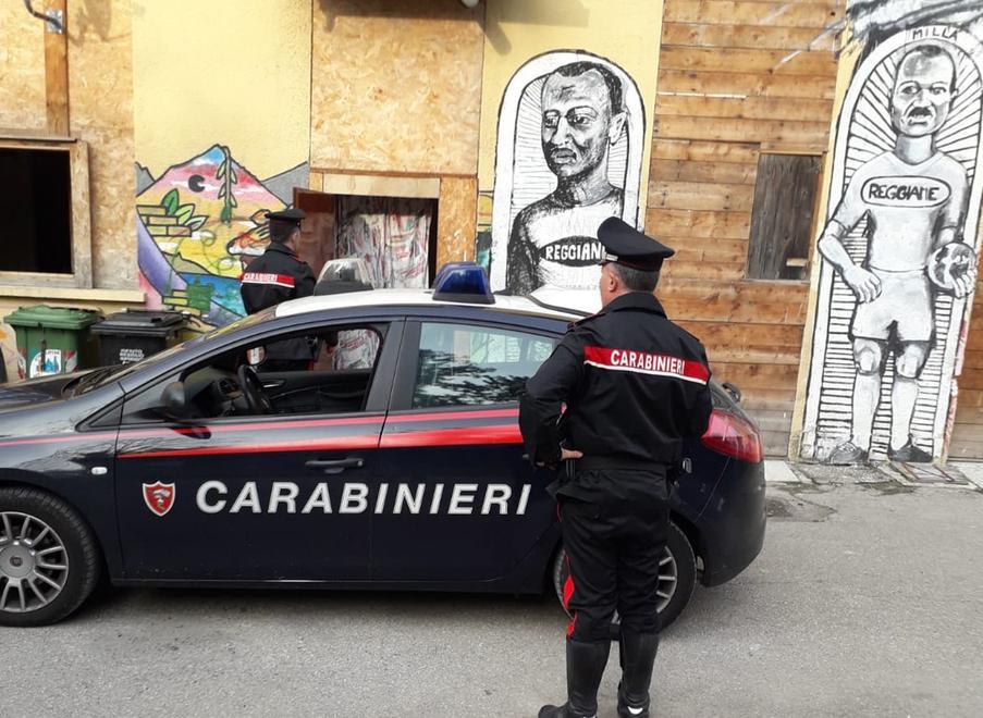 Controlli dei carabinieri dentro le ex Reggiane Tre le persone fermate