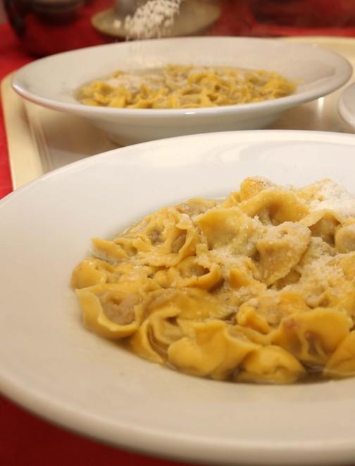I bambini cucinano i caplètt per i genitori