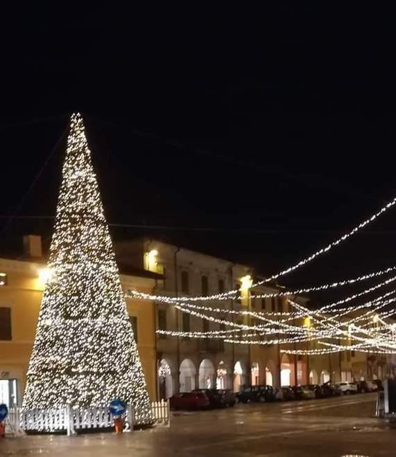 Natale in centro storico con il mercatino e la pista sul ghiaccio 