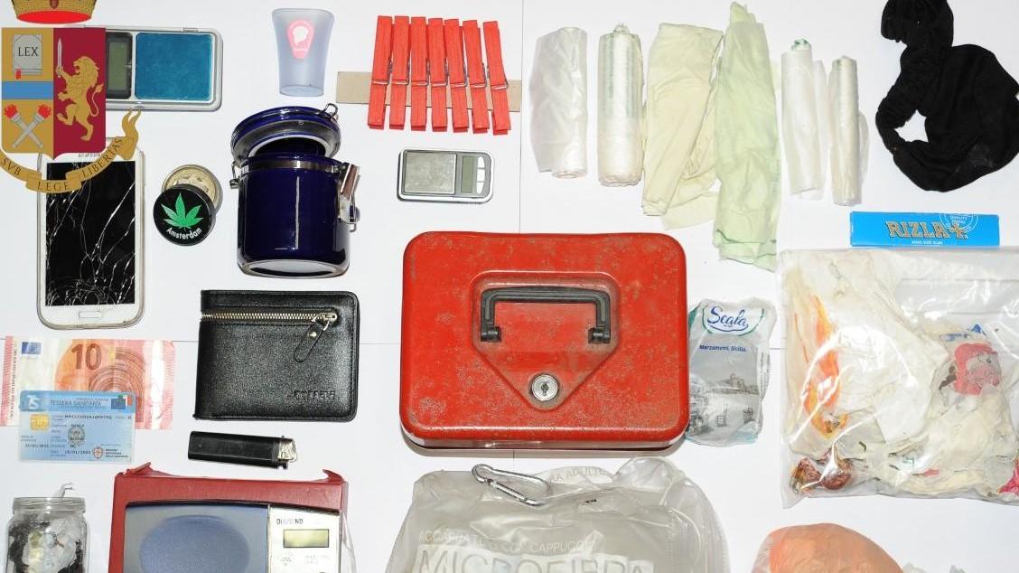 Controlli nelle scuole: arrestato un pusher