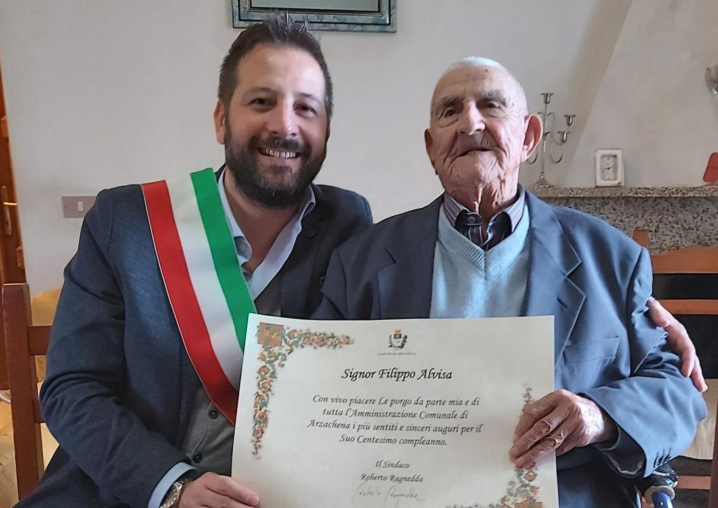 Grande festa per i cento anni del super nonnino Filippo Alvisa 