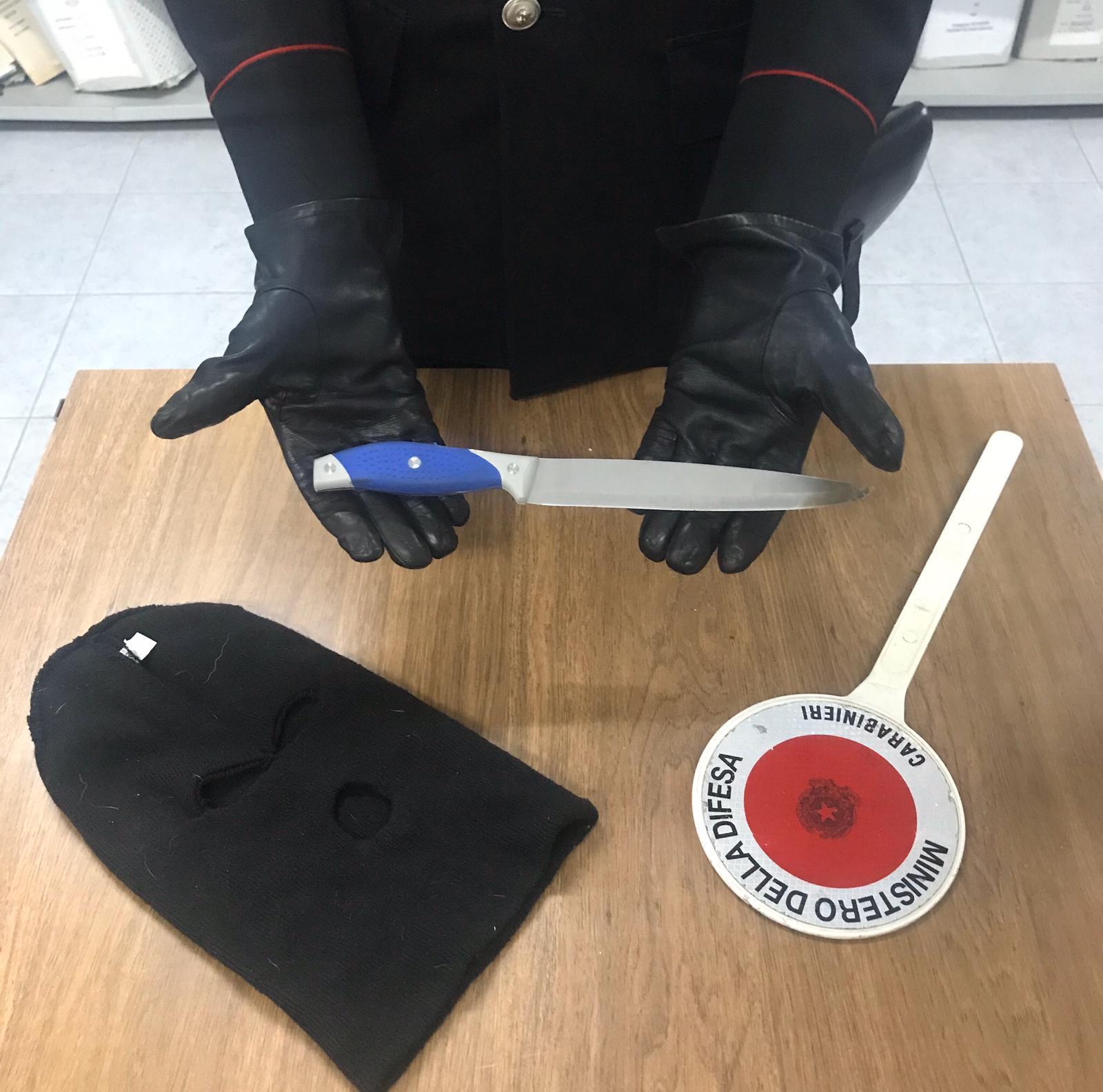 Iglesias, tenta di rapinare una donna ma viene bloccato da un militare