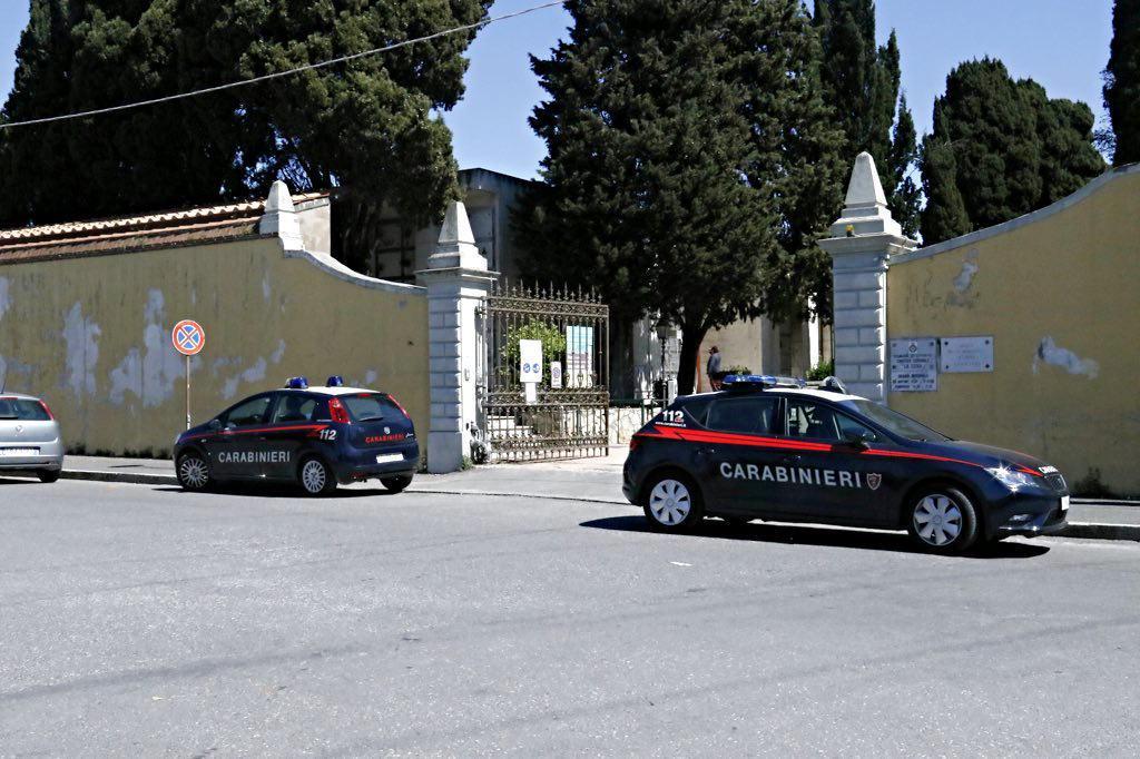 Portano i fiori al cimitero, ma restano chiusi dentro  
