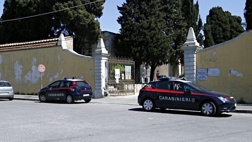 Portano i fiori al cimitero, ma restano chiusi dentro