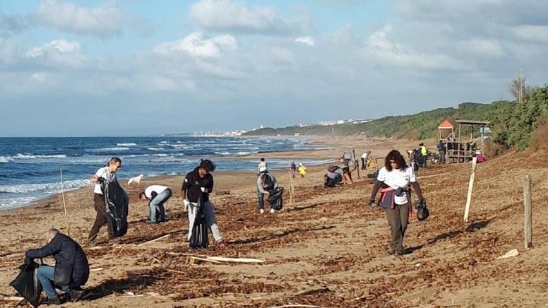Associazioni e volontari mobilitati a Rimigliano per liberare la spiaggia da plastica e altri rifiuti
