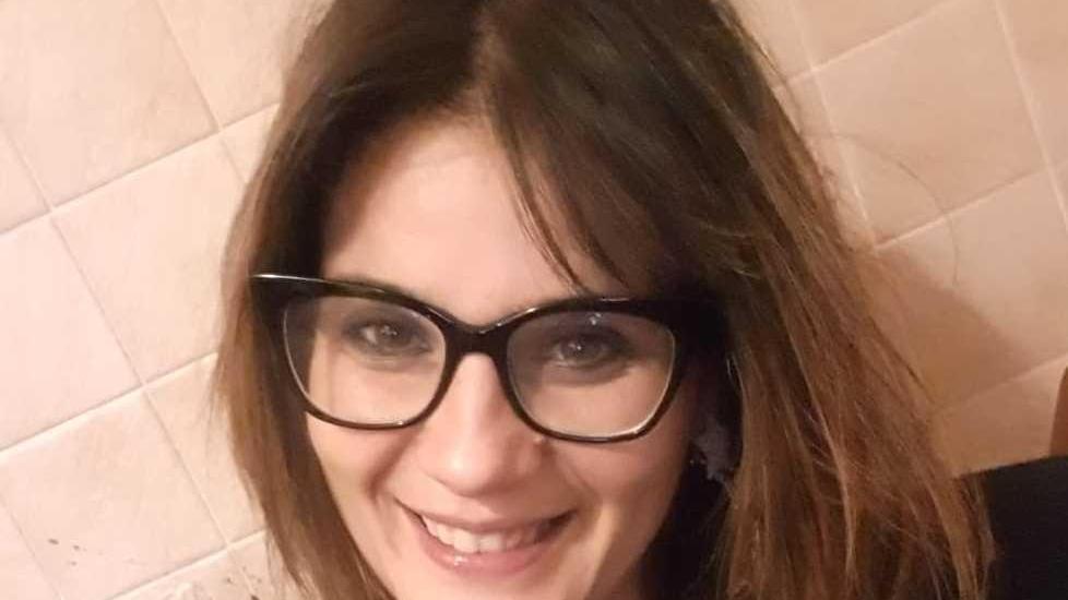 Scambiata per l’omonima, per anni le negano il mutuo