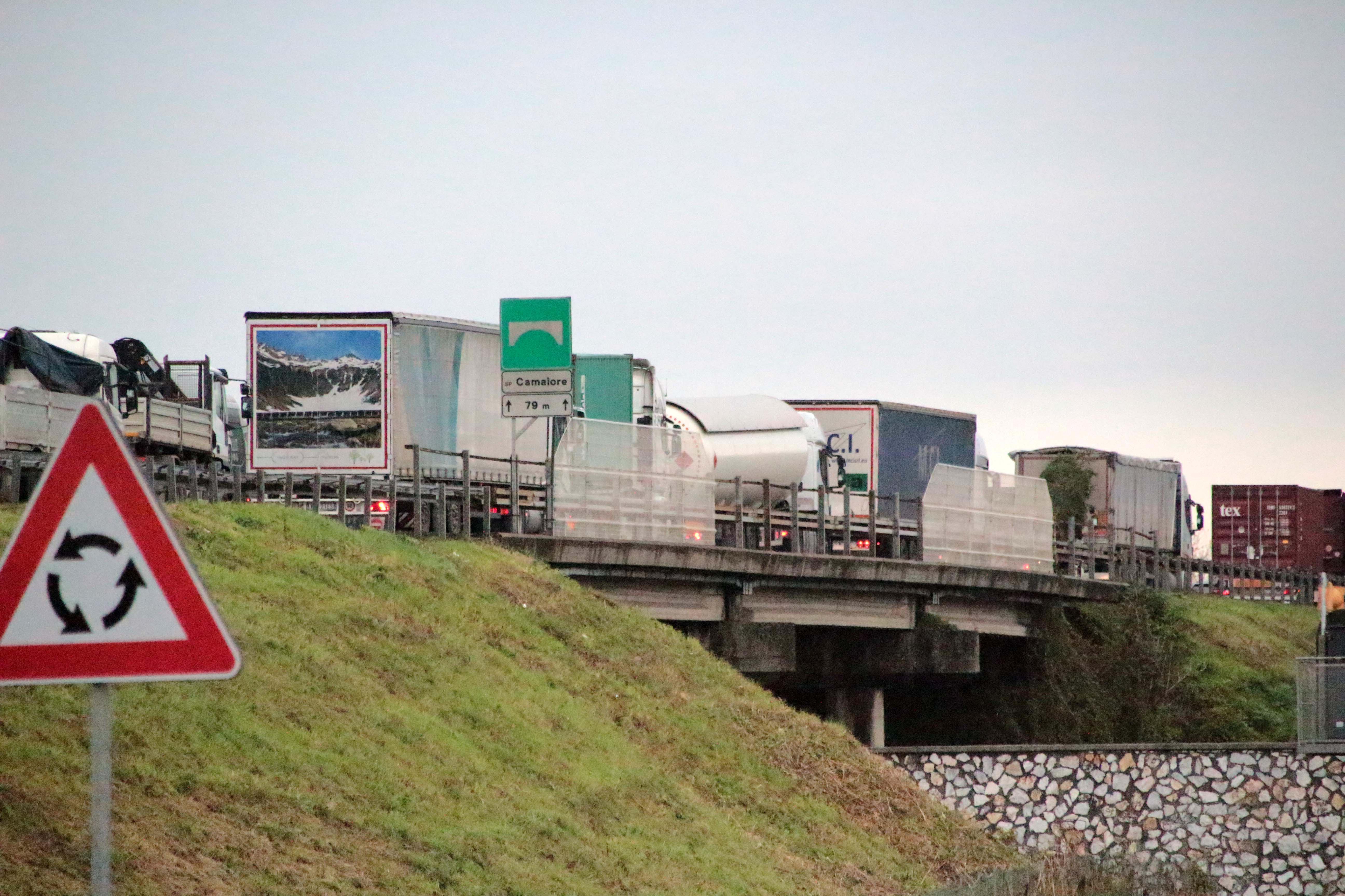 Viareggio, camionista guidava ubriaco in autostrada: denunciato 