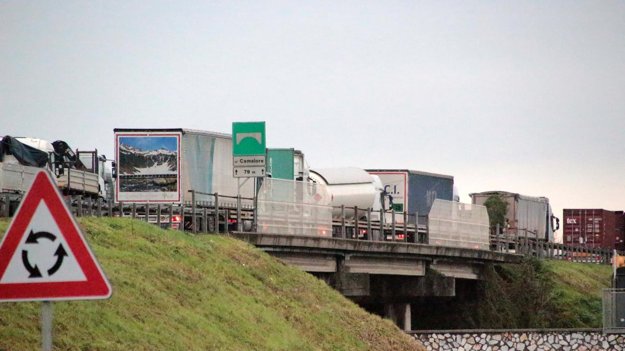 Viareggio, camionista guidava ubriaco in autostrada: denunciato