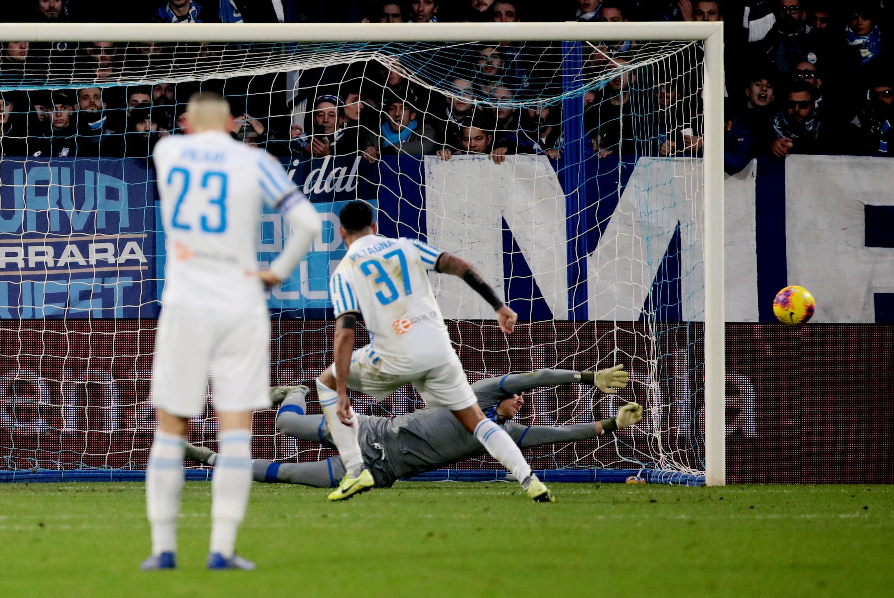 Joronen para il rigore calciato da Petagna: poteva essere il pareggio delle Spal