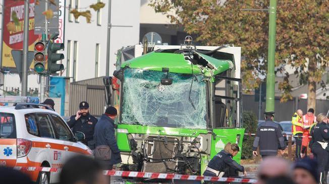 Scontro bus-camion a Milano: morta la donna in coma