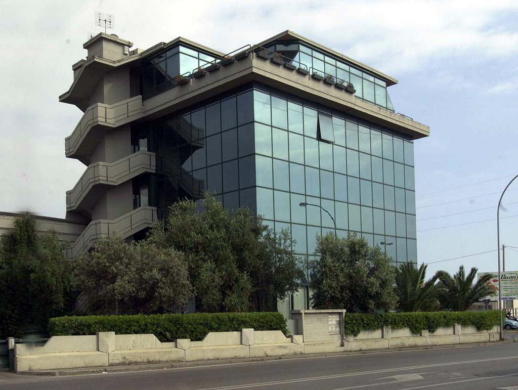 Il palazzo di vetro su via degli Oliveti dove aveva sede la Massa Servizi