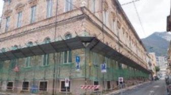Cade un fregio, transennati per sicurezza altri venti posti auto
