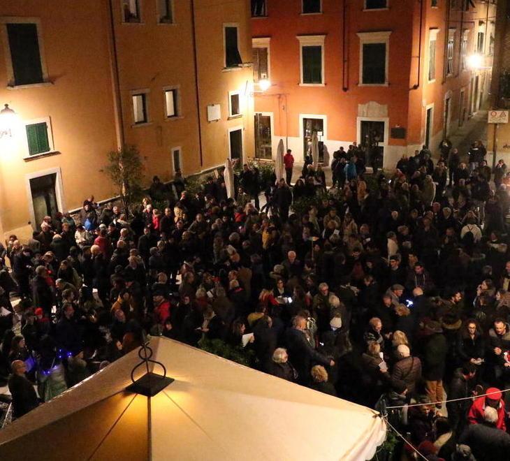 «La libertà è come l’aria, quando non c’è si sente»: sardine in piazza a Carrara