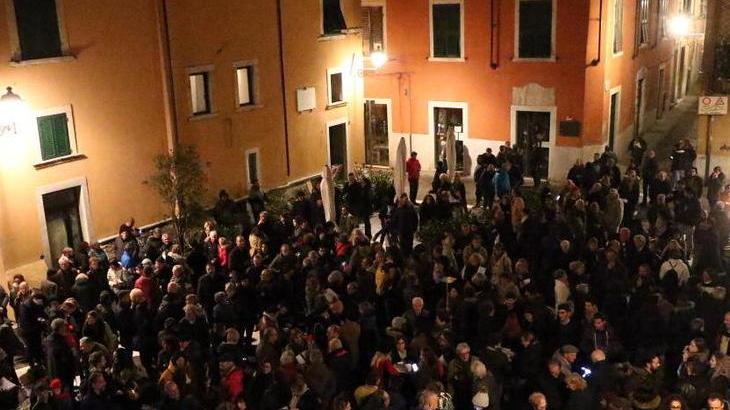 «La libertà è come l’aria, quando non c’è si sente»: sardine in piazza a Carrara