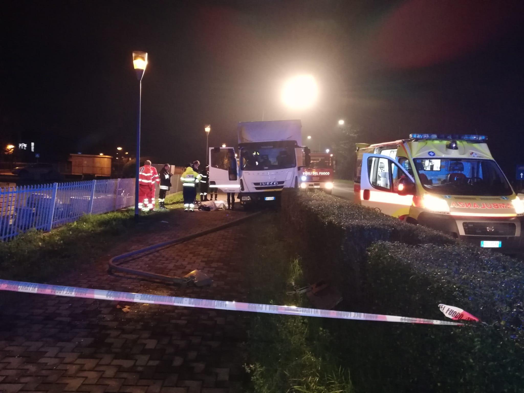 Colpito da un malore va a sbattere col furgone, muore 78enne 