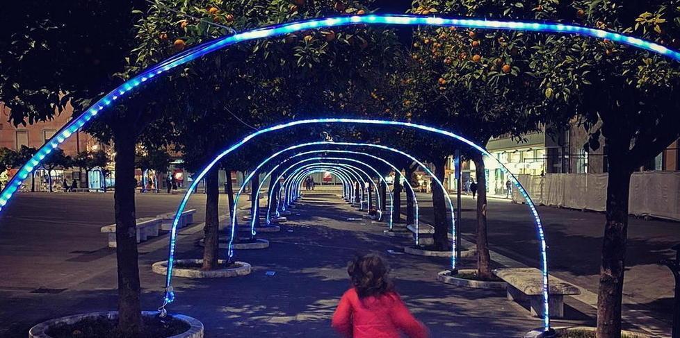 Un sentiero hi-tech di archi luminosi in piazza Aranci 