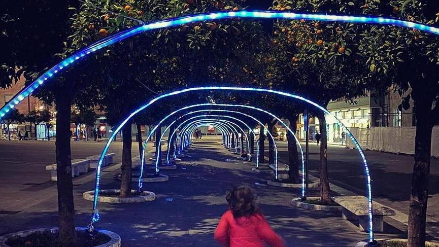 Un sentiero hi-tech di archi luminosi in piazza Aranci