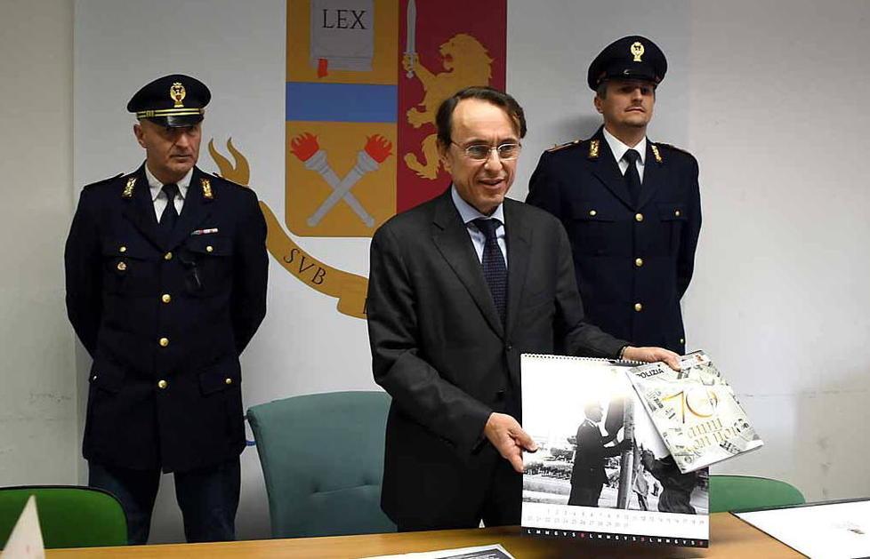 Dodici mesi con la polizia Il calendario aiuta l’Unicef 