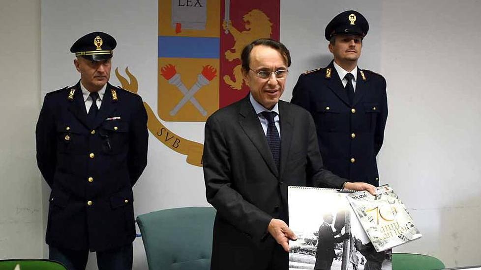 Dodici mesi con la polizia Il calendario aiuta l’Unicef