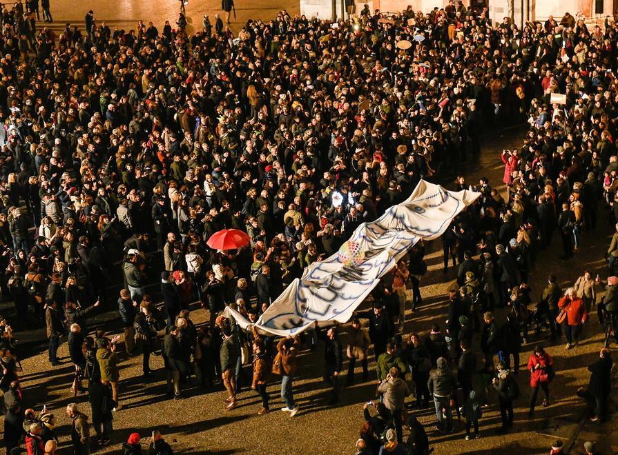 Antifasciste e anti Salvini Le Sardine lucchesi a migliaia in San Martino 